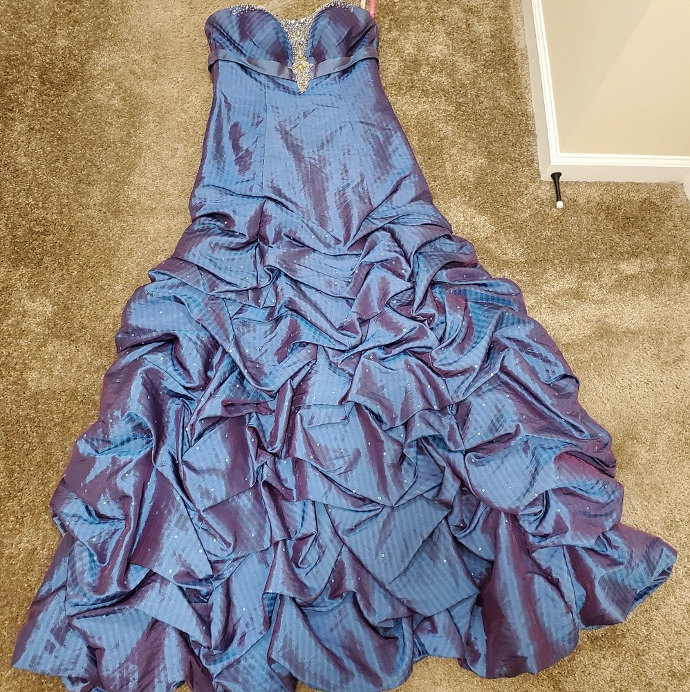 Gorgeous prom dress - Picture 2 of 4